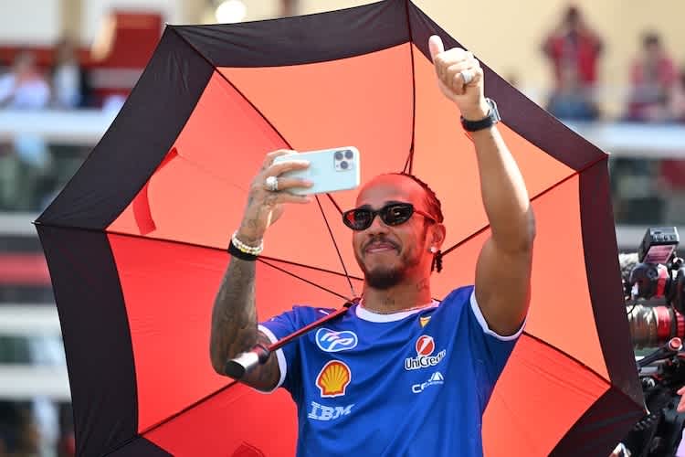 Lewis Hamilton freut sich über das Comeback von Valtteri Bottas und Sergio Pérez