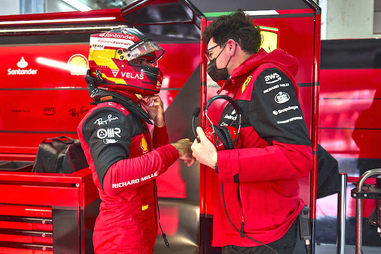 Carlos Sainz und Mattia Binotto