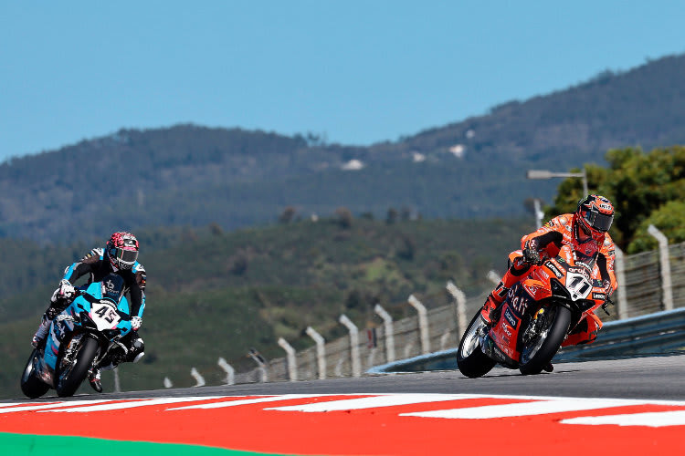 Nicolo Bulega vor Scott Redding