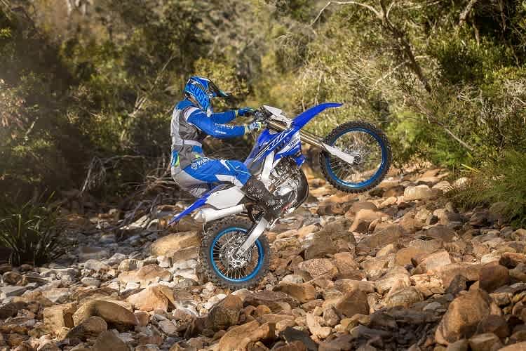 Yamaha WR 450 F: Flinkes Handling auch in unübersichtichen Situationen dank Massenzentralisierung