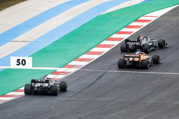 Carlos Sainz schob sich frech an den Mercedes vorbei