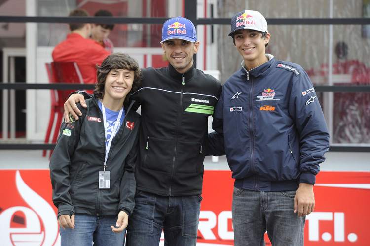 Kenan Sofuoglu (Mitte) mit seinem Schützling Toprak Razgatlioglu