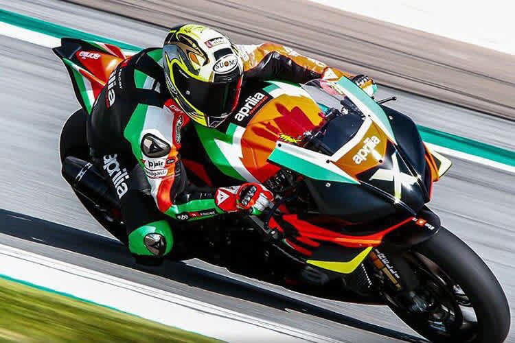 Max Biaggi auf der Aprilia RSV4 X