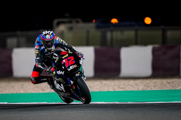 Marco Bezzecchi im Flutlicht von Losail