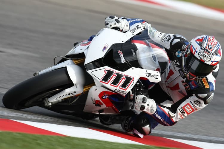 Xaus fuhr mit Maskottchen von Corser