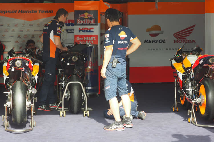 Ein Blick in die Honda-Box von Marc Márquez