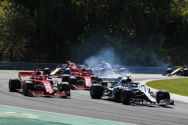 Bottas vor den beiden Ferrari kurz nach dem Start