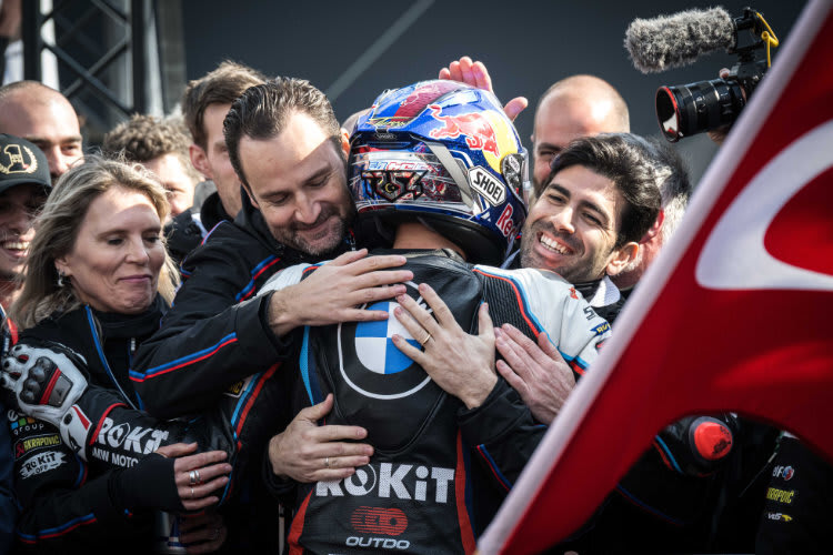 BMW-Rennchef Sven Blusch herzt Toprak Razgatlioglu