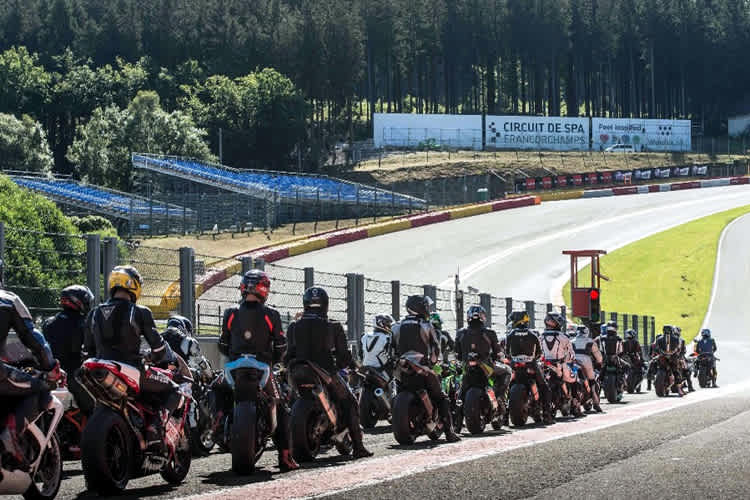 Blick auf die berühmte Kurve von Eau Rouge