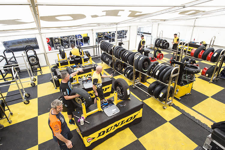 Bei Dunlop wird emsig für die Klassen Moto3 und Moto2 gearbeitet