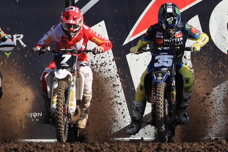 Maximilian Spies (#7) und Andrea Bonacorsi (#35) im Talkessel