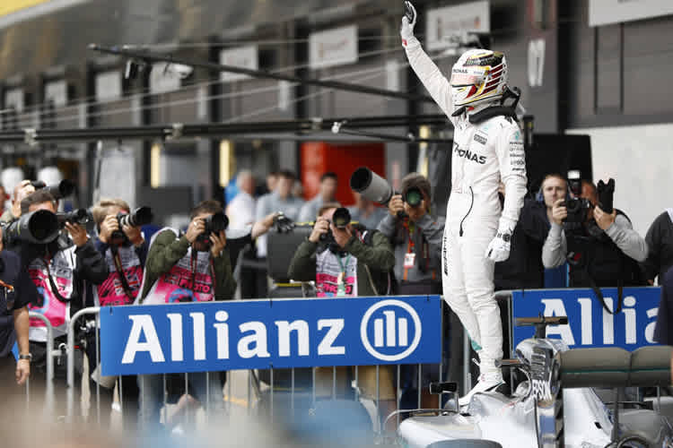 Lewis Hamilton lässt sich nach seiner Pole feiern