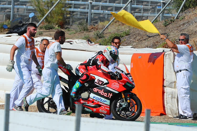 Marco Melandri fiel in Führung liegend aus