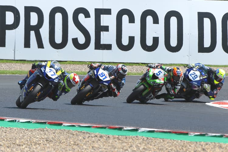 Aegerter vor Gonzalez, Öttl und Bernardi