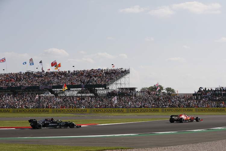Charles Leclerc vor Lewis Hamilton