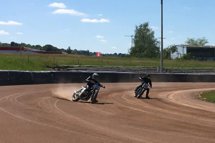 Steve Jenkner (li.) auf der Speedwaybahn in Meißen