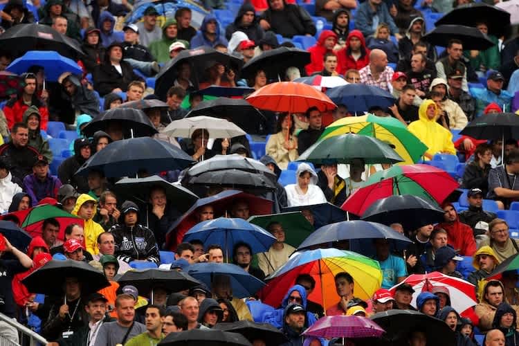 Die Fans werden den Regenschirm brauchen
