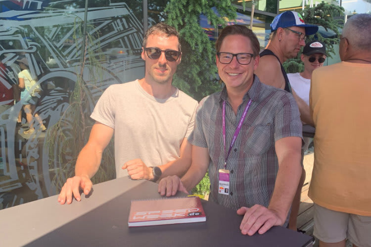 Max Dilger (li.) beim Treffen mit SPEEDWEEK.com-Chefredakteur Ivo Schützbach in Spielberg