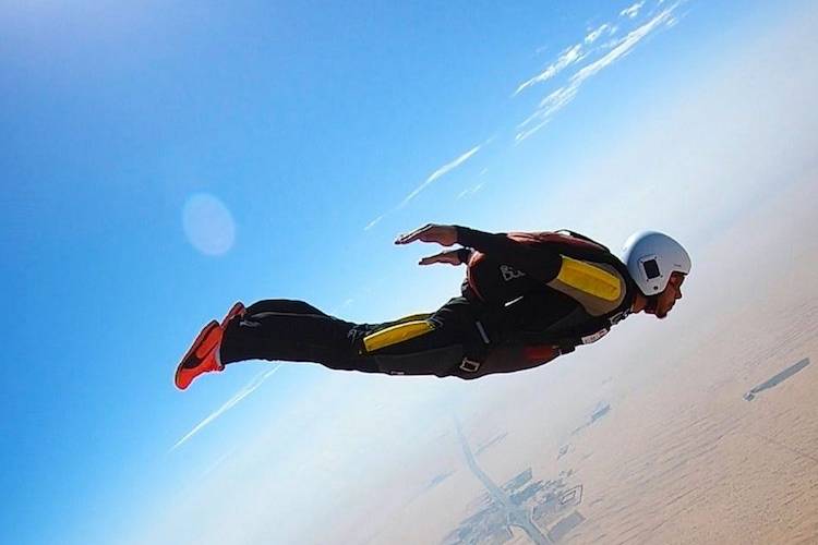 Lewis Hamilton im freien Fall 