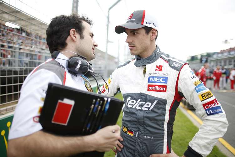 Jedes Gramm zählt: Sauber-Pilot Adrian Sutil verzichtet auf seine Wasserflasche, um ein knappes Kilo Gewicht zu sparen