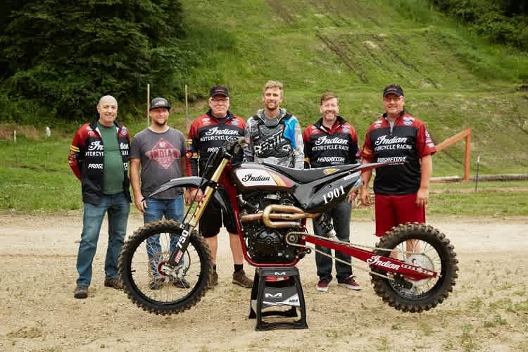 Indian kehrt zurück ins Flat Track Racing und engagierte dazu gleich den besten Fahrer, den zehnfachen US-Meister John Koester (mitte).