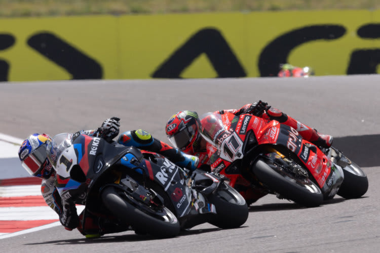 Momentaufnahme in Cremona: Toprak Razgatlioglu vor Nicolo Bulega