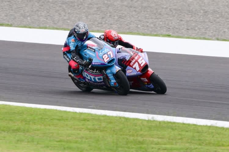 Rookie Daniel Holgado im Zweikampf mit Albert Arenas in Argentinien