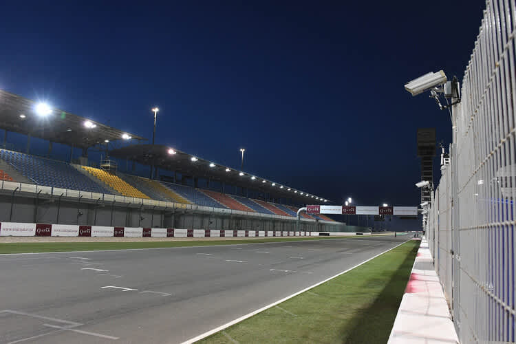 Die Rennstrecke von Katar unter Flutlicht