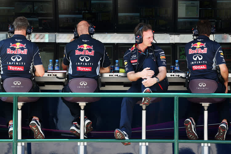 RBR-Teamchef Christian Horner auf der Suche nach der Konkurrenz