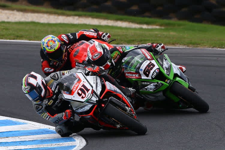 Leon Haslam vor Jonathan Rea und Chaz Davies