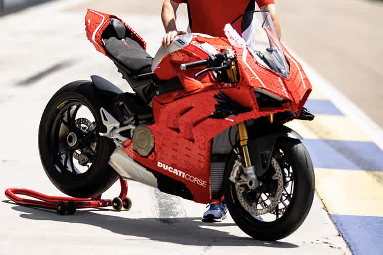 Lego Technic Ducati Panigale V4R im Maßstab 1:1