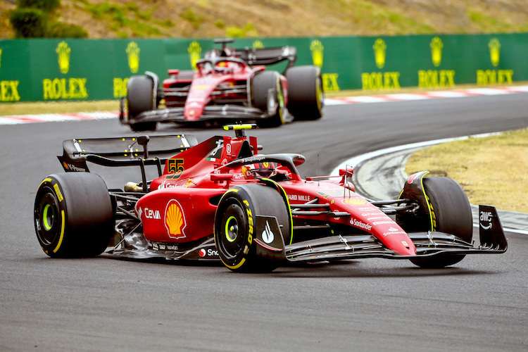 Carlos Sainz vor Charles Leclerc