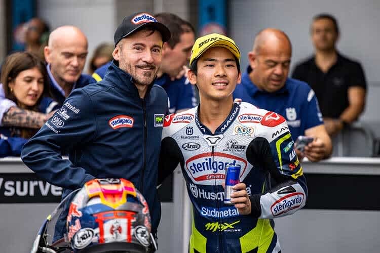 Max Biaggi und Sasaki nach dem Sieg in Assen 2022