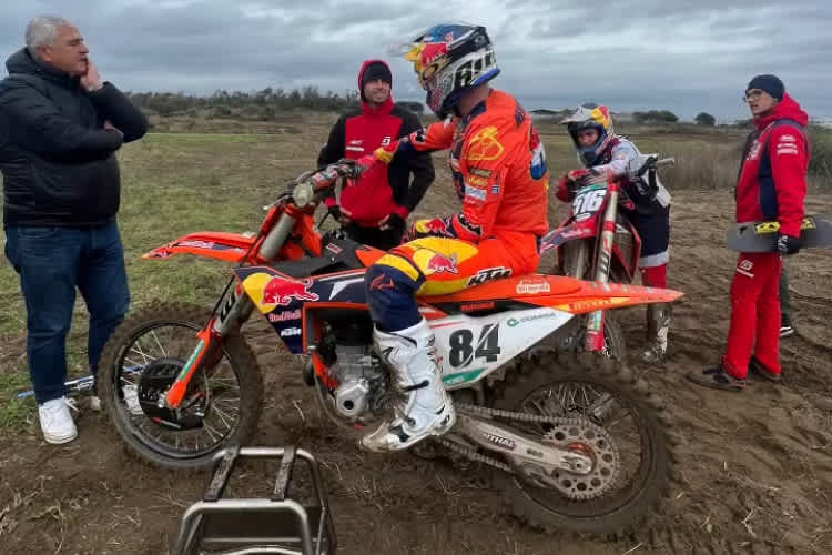 Jeffrey Herlings beim Training – im Hintergrund Simon Längenfelder