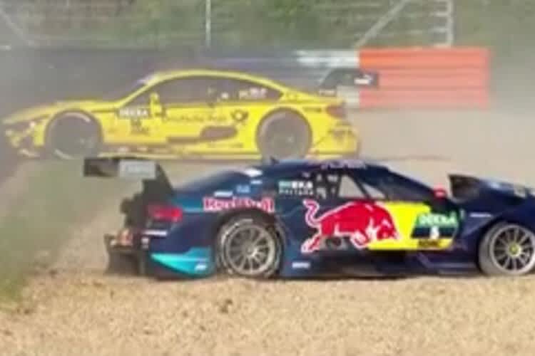 Beide landeten nach der Kollision im Kiesbett