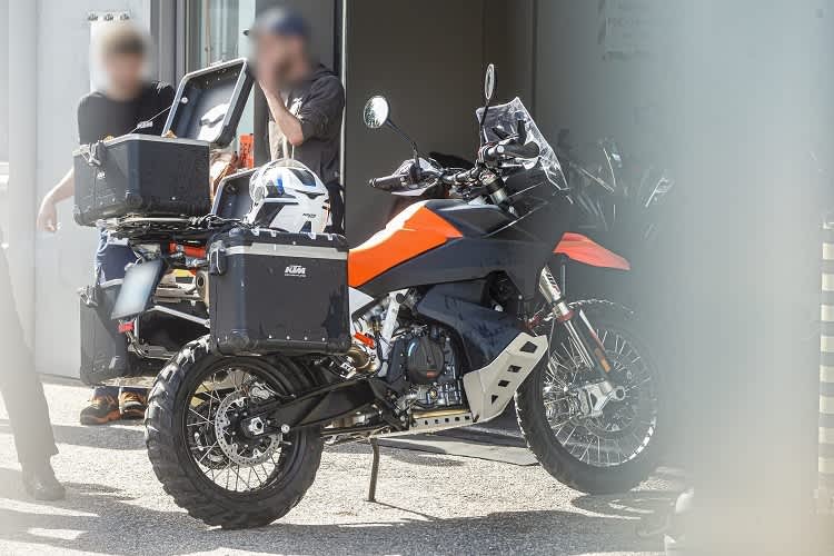 KTM 890 Adventure R: Lange Federwege, massiver Motor- und Tankschutz