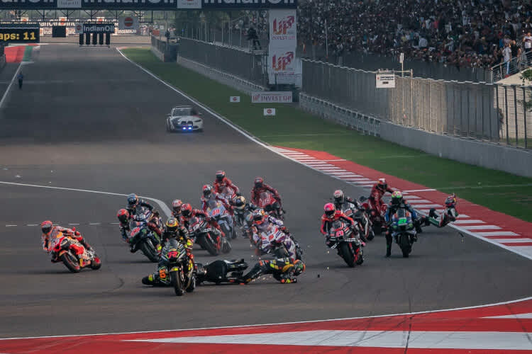 Turbulente Startkurve: Marini kracht in Bezzecchi, rechts stürzen Pol Espargaró und Bradl