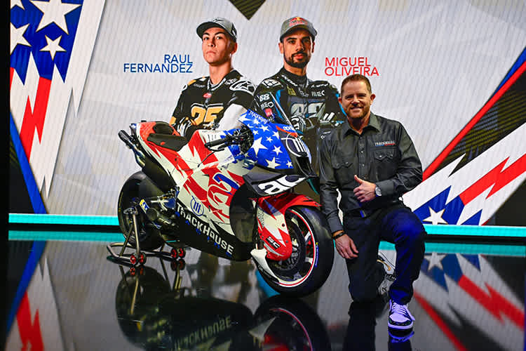 Trackhouse-Teambesitzer Justin Marks mit der Aprilia RS-GP23 bei der Teamvorstellung in Mailand