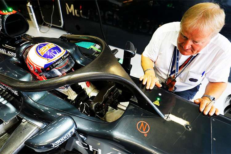 Jenson Button mit FIA-Techniker Jo Bauer