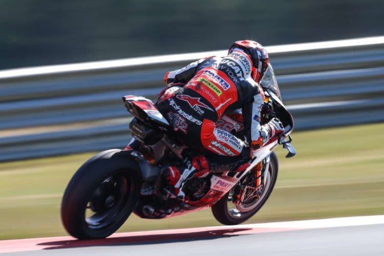 Loris Baz muss erkennen, dass die Ducati V4R kein Überflieger-Motorrad ist