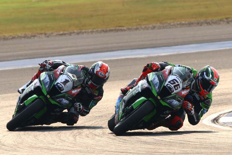 Die Kawasaki-Werksfahrer Jonathan Rea (1) und Tom Sykes