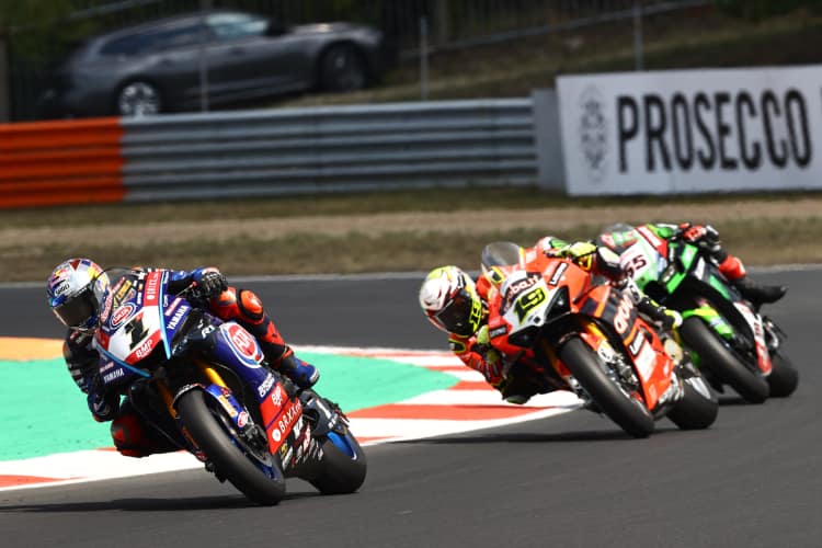 In Donington und Most ein Sinnbild: Razgatlioglu vor Bautista und Rea