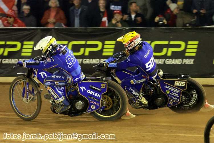 Im Finale: Bartosz Zmarzlik vor Robert Lambert