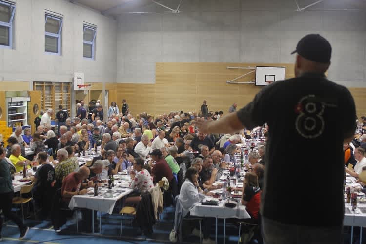 Teamchef und Conferercier Kevin Bolliger führte mit Humor durch den Abend