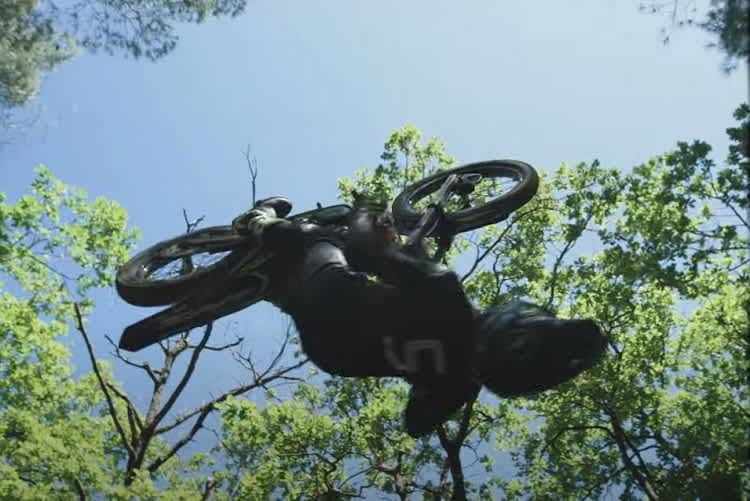 In Sektionen weniger gefragt: Backflip mit der Trialmaschine