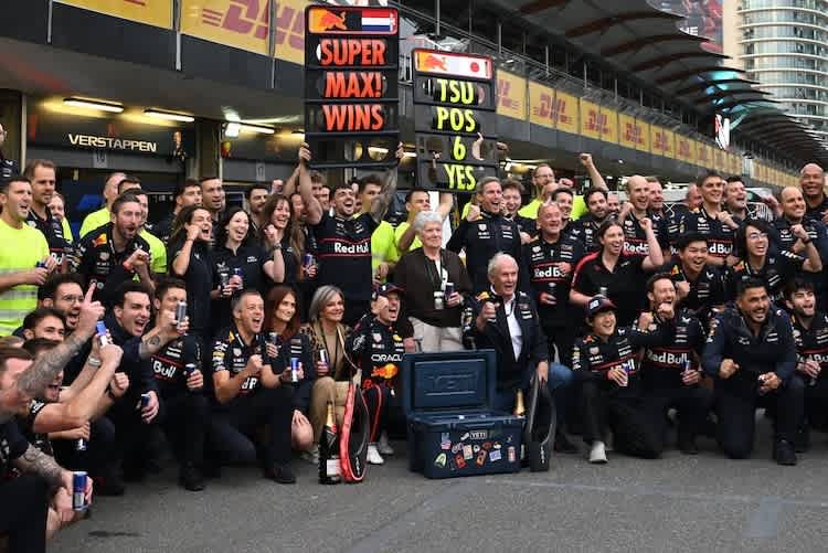 Dr. Helmut Marko (mittig unten) feierte mit Fahrern und Team den Sieg von Max Verstappen