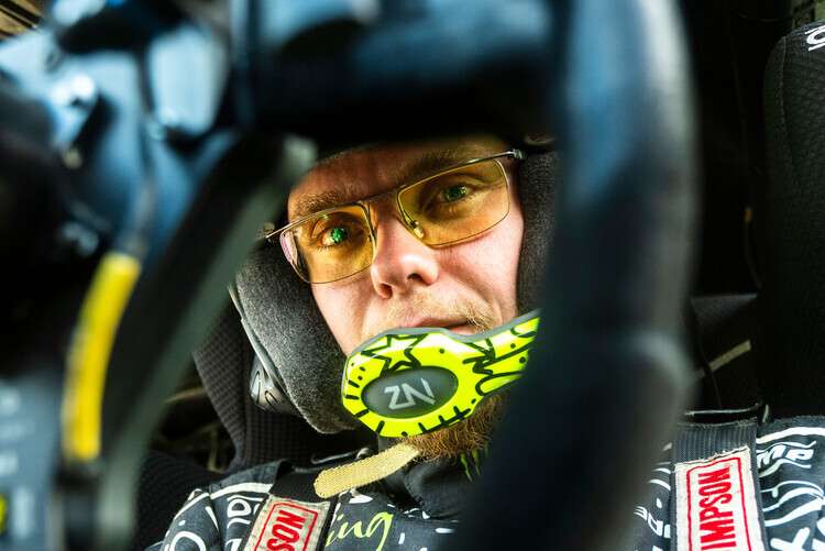 Oliver Solberg greift in 2026 die komplette Saison in ein Rally1-Toyota-Lenkrad