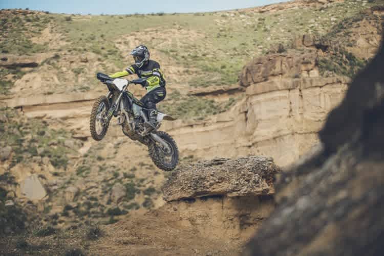 Triumph TF250-C: Cross-Counrty-Maschine für Vertikutierarbeiten auf gewachsenem Mutterboden