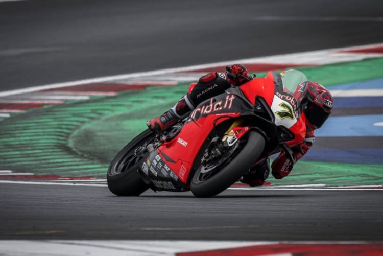 Nicolo Bulega auf der für Chaz Davies vorbereiteten Ducati V4R