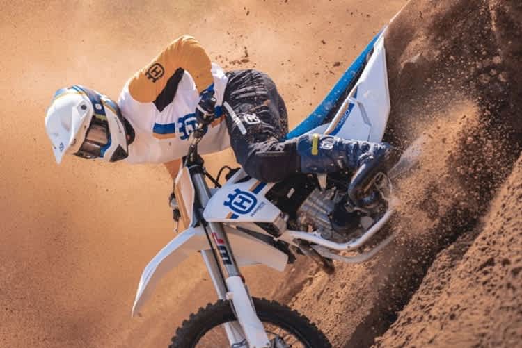 Kein Bild von einem Veteranen-Motocross, sondern die 2023er Husqvarna FC450 Heritage in Aktion